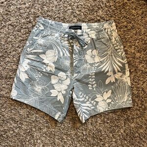 Aeropostale Light Blue and White Floral Men’s Small Shorts